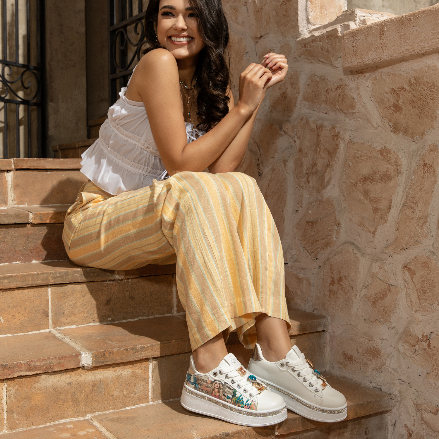 TÊNIS DA MODA COM STRASS (<tc>MARTHA TRAVELS ITALY</tc>)