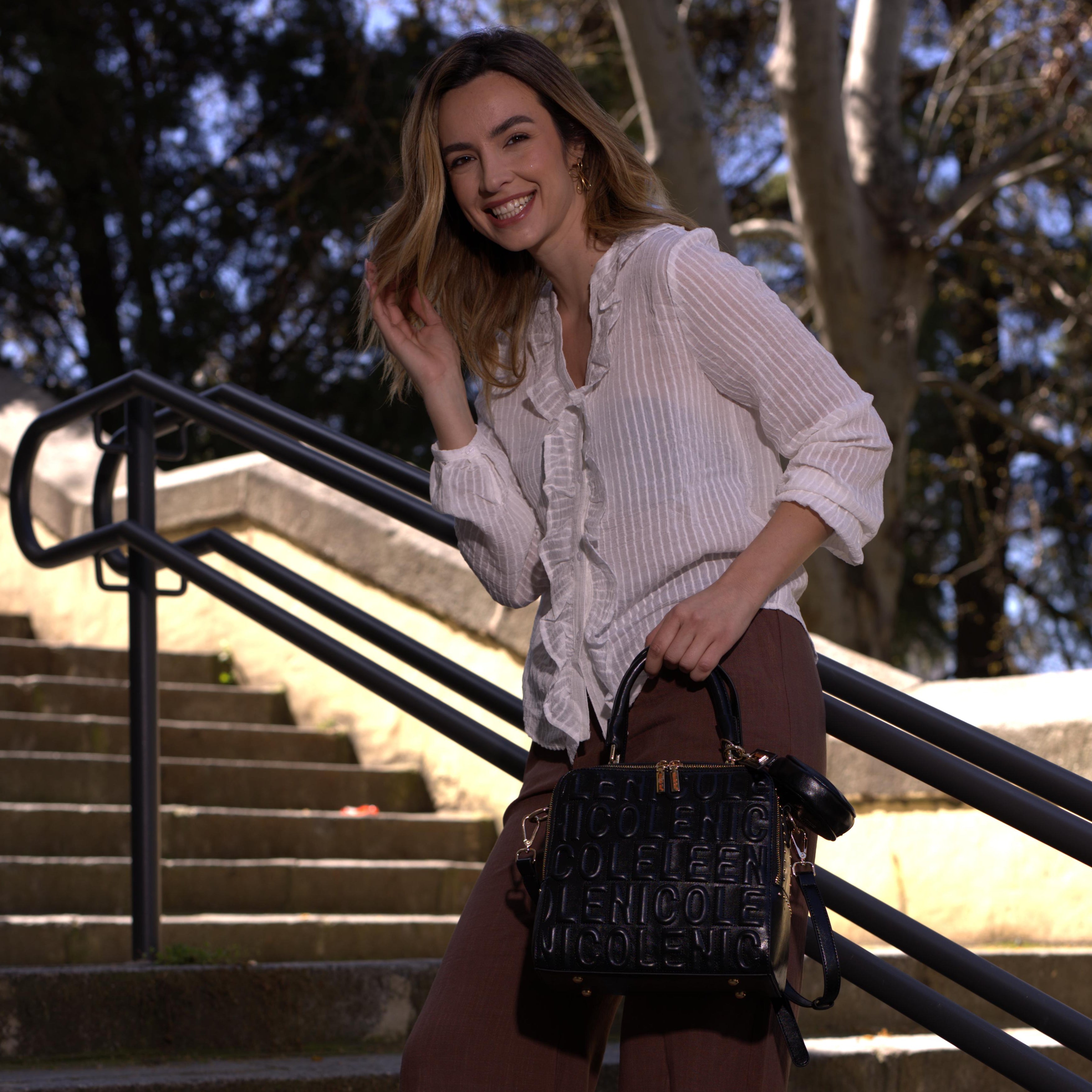 QUADRATISCHE HANDTASCHE MIT GEPRÄGTEM LOGO (SCHWARZ)