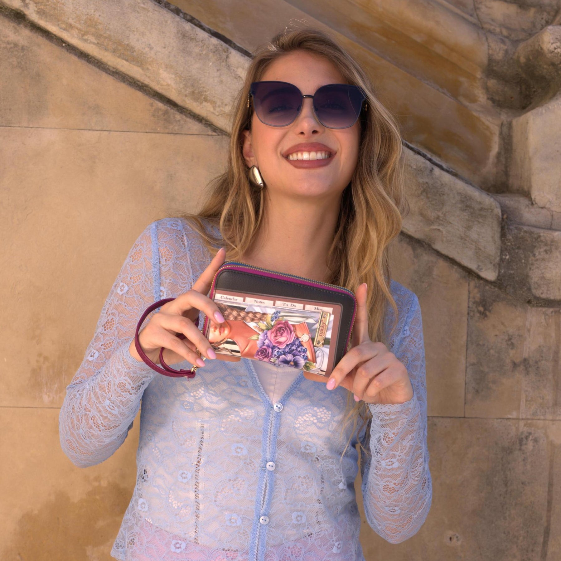 CARTEIRA MÉDIA COM ZÍPER DUPLO (<tc>NOSTALGIA</tc>)