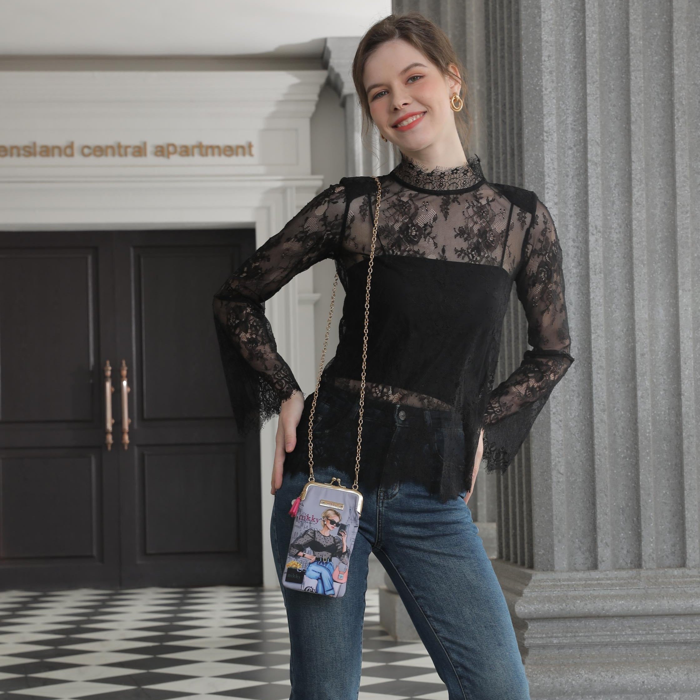 CAPA PARA TELEFONE E ÓCULOS DE SOL (<tc>I LIVE TO TRAVEL</tc>)