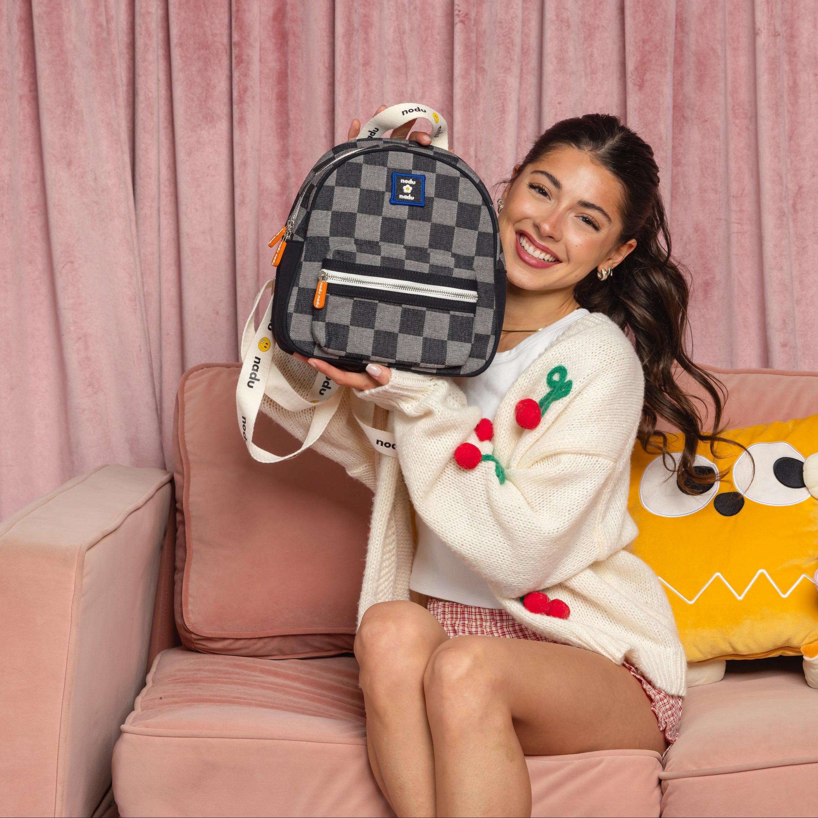 MOCHILA DE CUADROS CORDY (NEGRO)