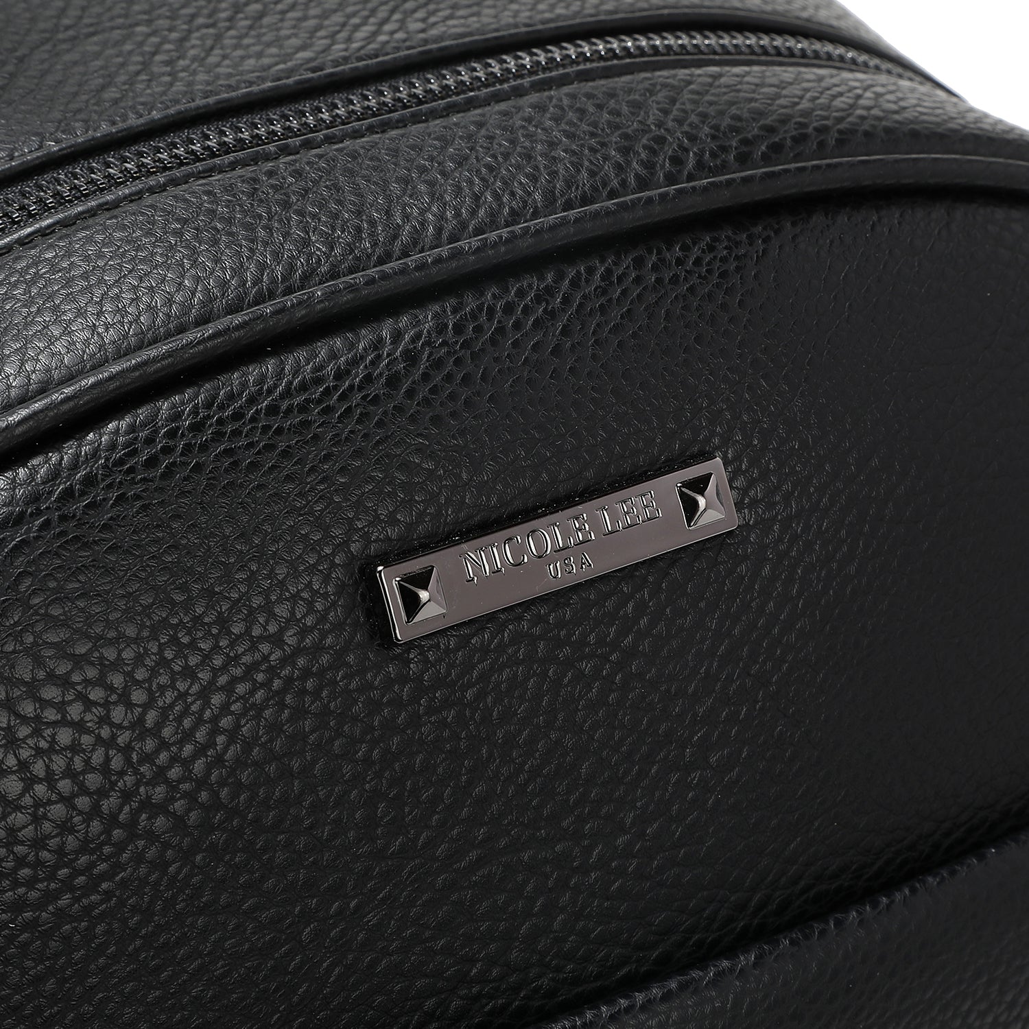 MOCHILA PRETA DE HOMEM COM PORTA DE CARREGAMENTO USB