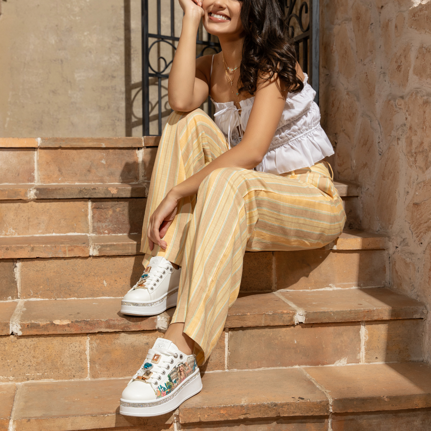 SNEAKERS ALLA MODA CON STRASS (<tc>MARTHA TRAVELS ITALY</tc>)