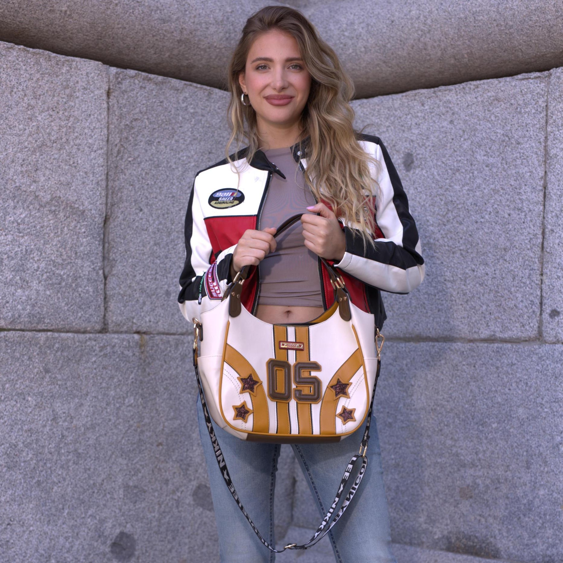 BOLSO HOBO VARSITY (BEIGE)