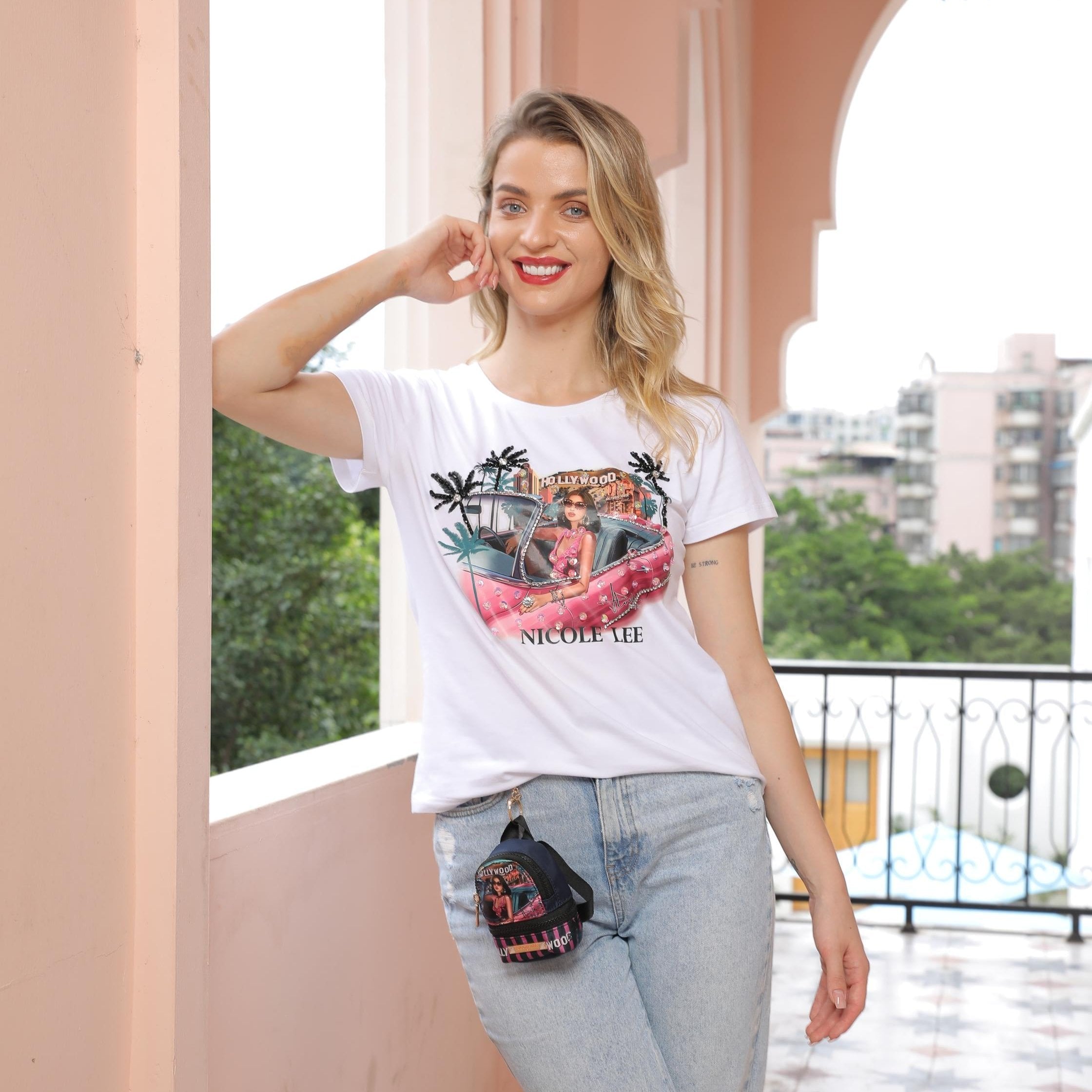 T-SHIRT ALLA MODA NICOLE LEE CON BRILLANTINI (<tc>HOLLYWOOD DRIVE</tc>)