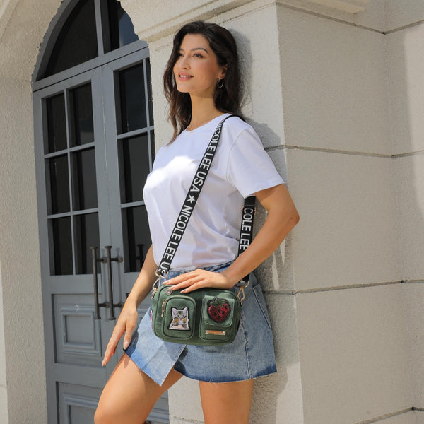 BOLSA CROSSBODY COM MÚLTIPLOS PATCHES (VERMELHO)