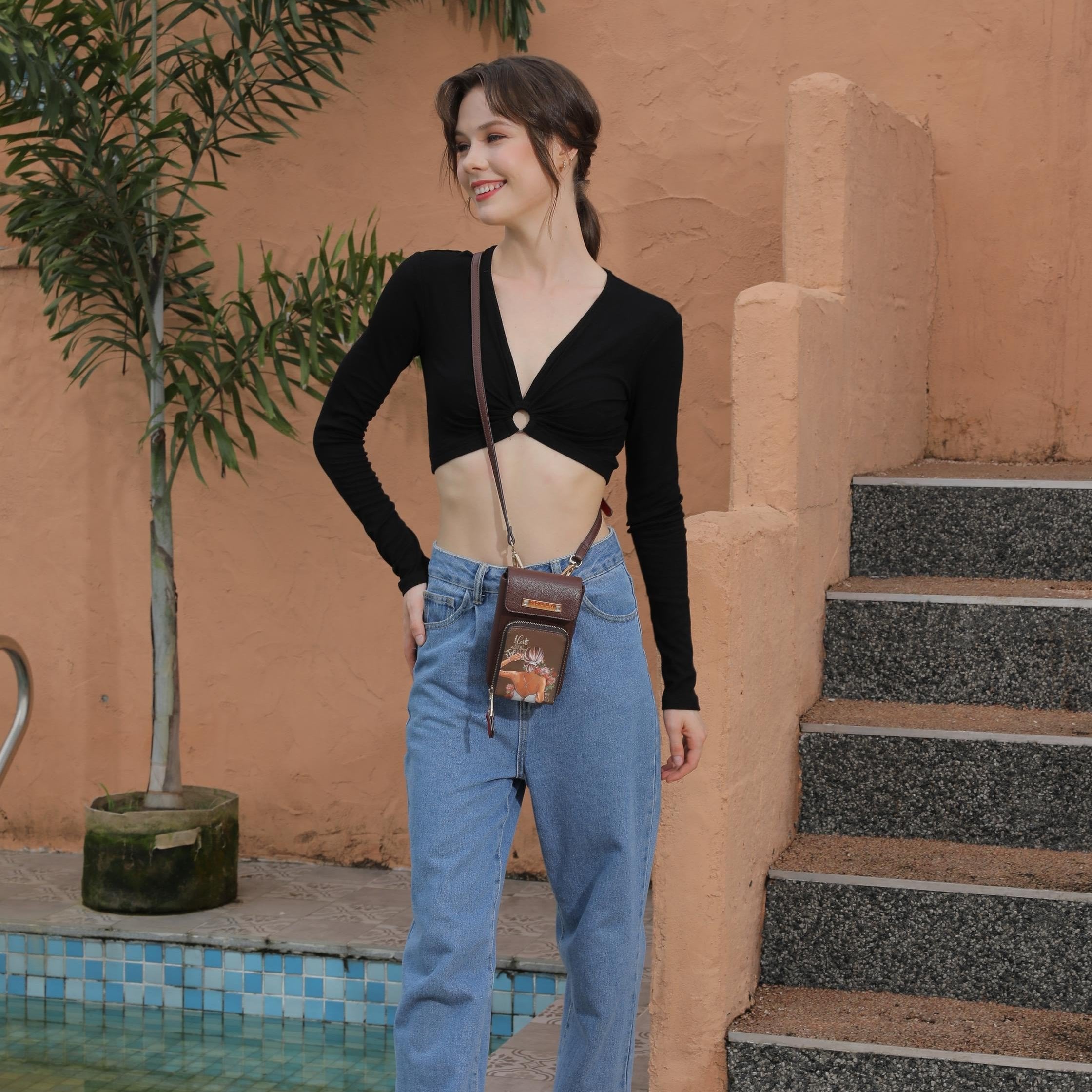 PORTA TELEFONO A TRACOLLA CON PATTA (<tc>BLIND DATE</tc>)