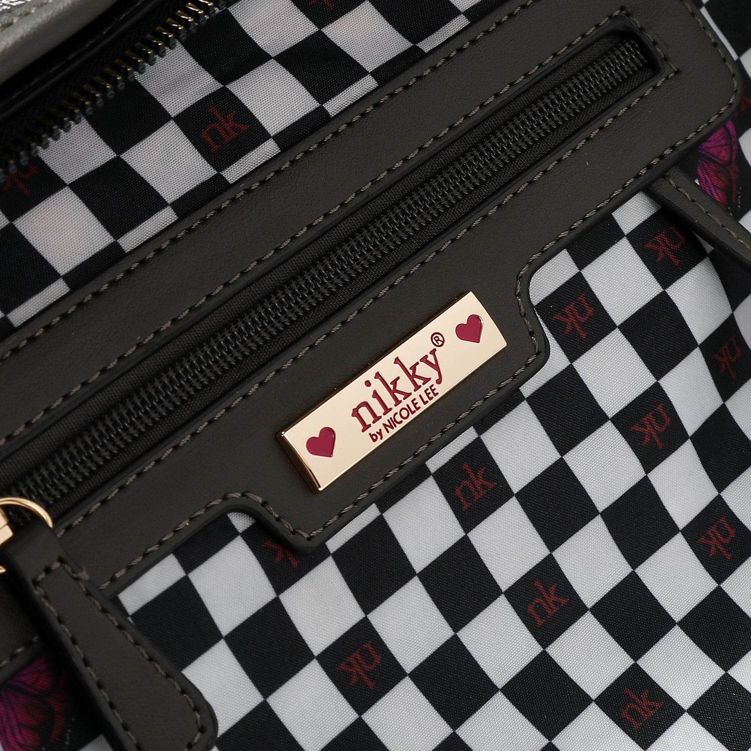 TOTE (<tc><tc><tc>Nikky</tc></tc> FINDS MEOW</tc>) SCHWARZ