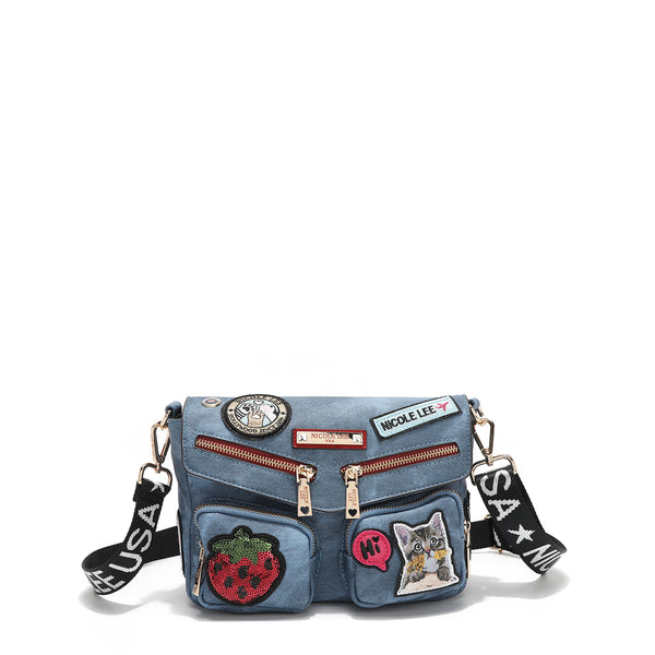 BOLSA CROSSBODY COM ABAS E MÚLTIPLOS PATCHES (AZUL)