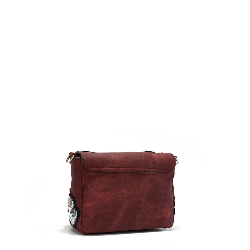 BOLSA CROSSBODY COM ABAS E MÚLTIPLOS PATCHES (VERMELHO)