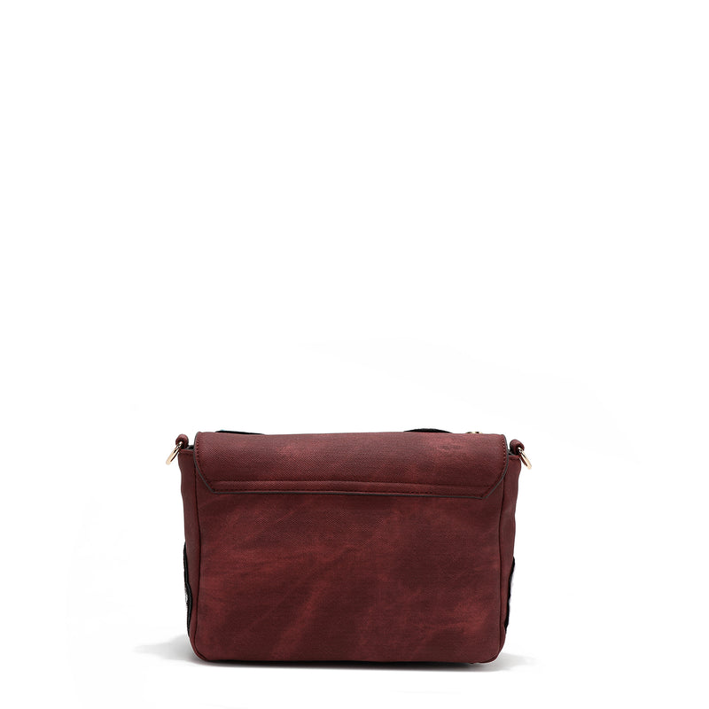 BOLSA CROSSBODY COM ABAS E MÚLTIPLOS PATCHES (VERMELHO)