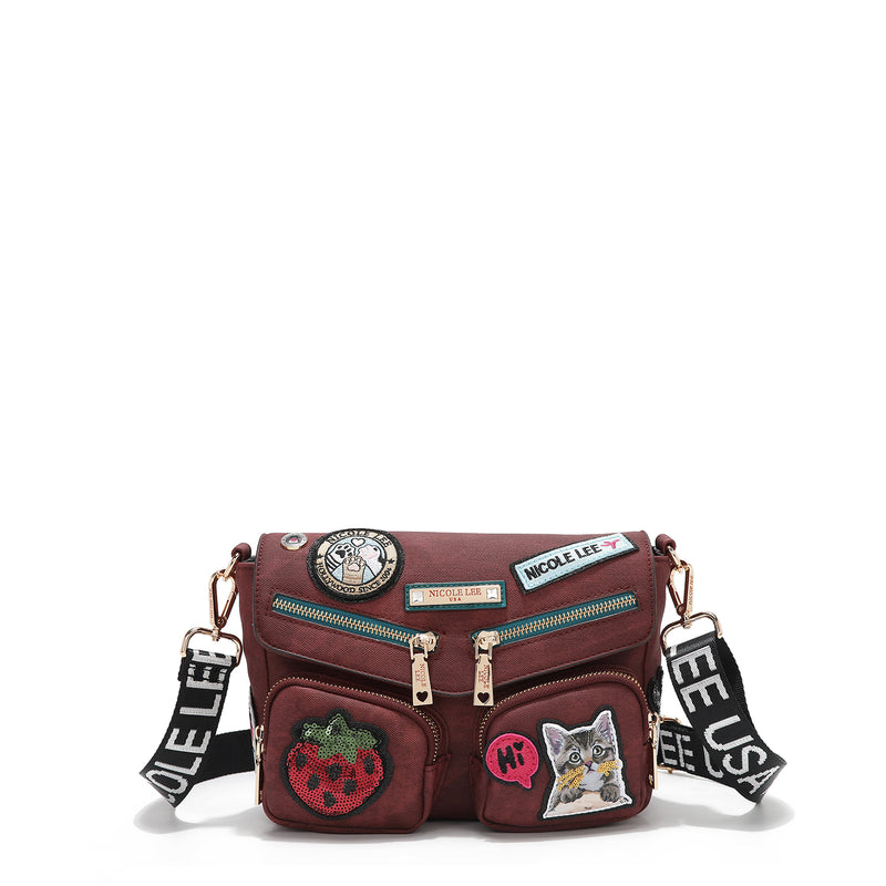 BOLSA CROSSBODY COM ABAS E MÚLTIPLOS PATCHES (VERMELHO)