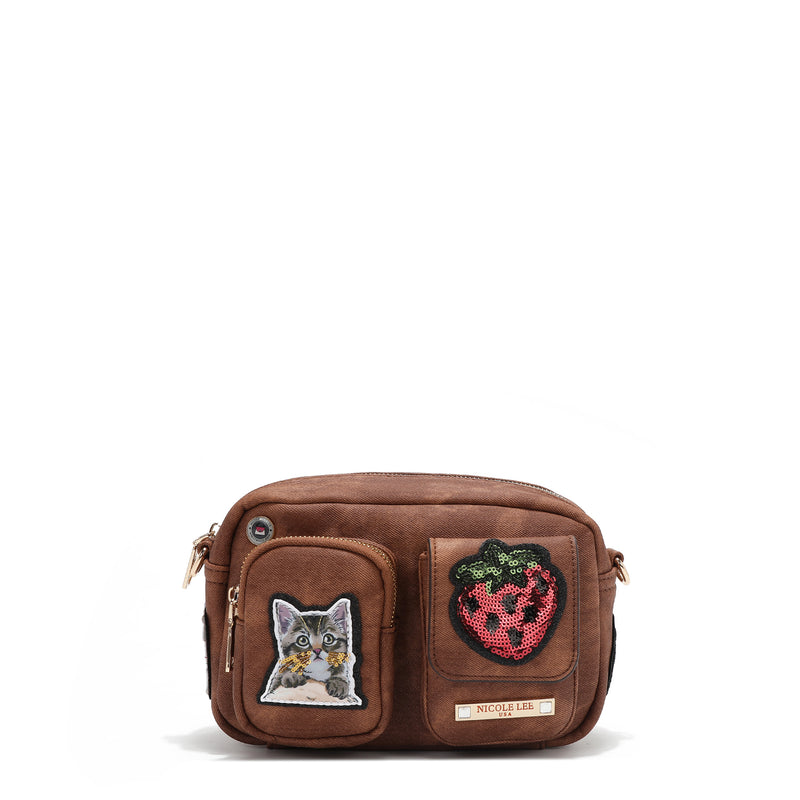 BORSA A TRACOLLA CON PATCH MULTIPLI (MARRONE)