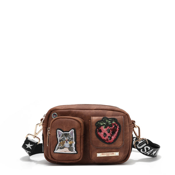 BOLSA CROSSBODY COM MÚLTIPLOS PATCHES (MARROM)