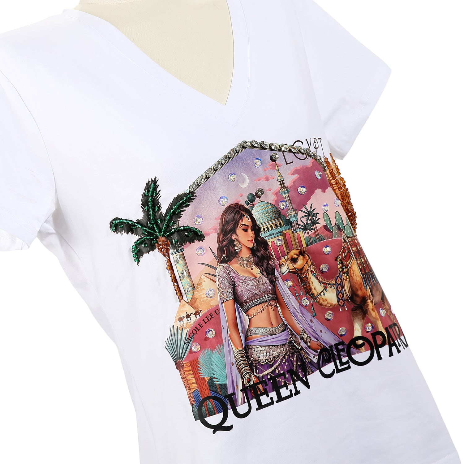 T-SHIRT COL V MODE (<tc>QUEEN CLEOPATRA</tc> BLANC)