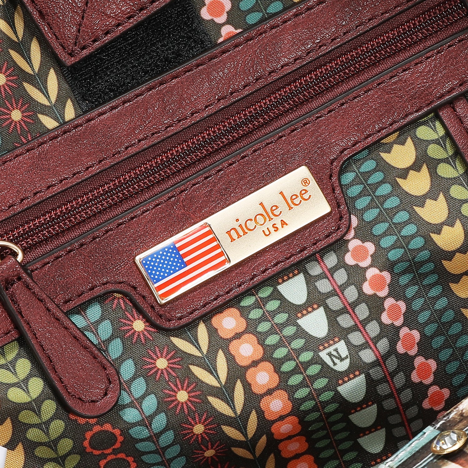 GROSSER MODERRUCKSACK MIT USB-LADEANSCHLUSS UND TASCHE (<tc>Virtual Friend</tc>)